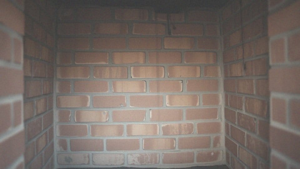 Jakie cechy mają cegły szamotowe w kontekście kominka?