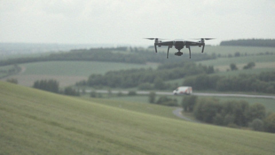 Jak zadbać o bezpieczeństwo w trakcie lotu dronem w okolicy działań ratowniczych?