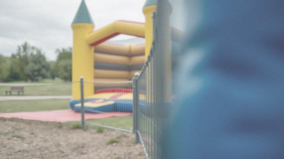 Jak często powinny być przeprowadzane kontrole techniczne zamków dmuchanych?