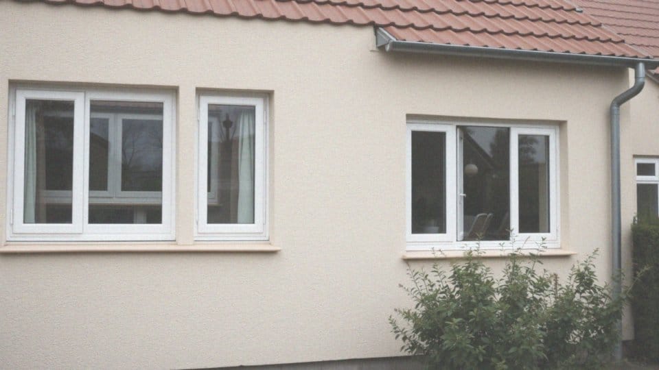 Brązowy dach białe okna – jaka elewacja będzie najlepsza?