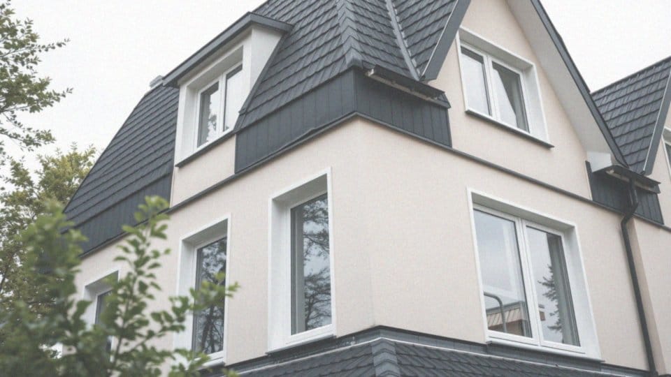 Jakie okna do czarnego dachu? Idealne połączenia kolorystyczne